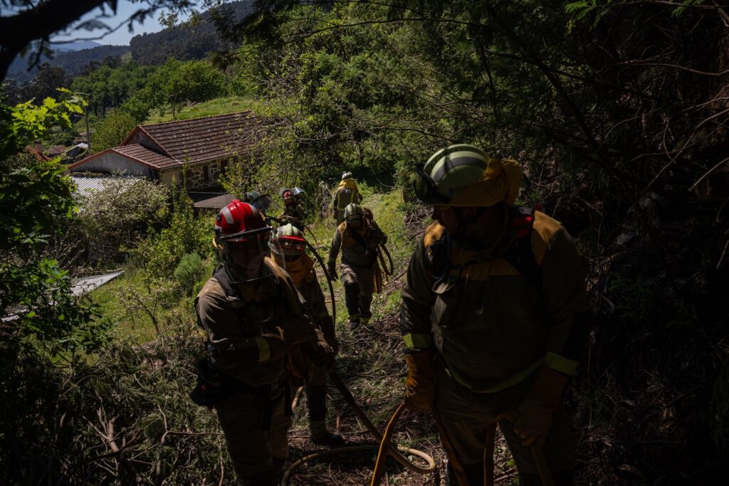 Imagen de archivo de unos bomberos trabajando en la extinción de un incendio | ADRIÁN IRAGO (EUROPA PRESS).