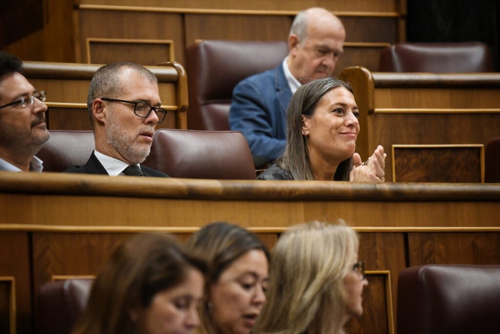 La portavoz de Junts en el Congreso, Miriam Nogueras (d), durante una sesión plenaria, en el Congreso de los Diputados | FERNANDO SÁNCHEZ (EUROPA PRESS).