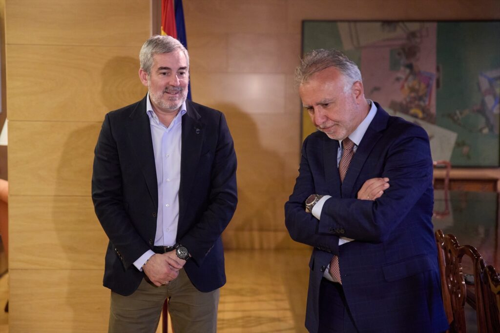 El presidente del Gobierno de Canarias, Fernando Clavijo (i), y el ministro de Política Territorial y Memoria Democrática, Ángel Víctor Torres (d) | JESÚS HELLÍN (EUROPA PRESS).